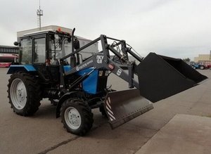 Трактор МТЗ с погрузчиком и отвалом