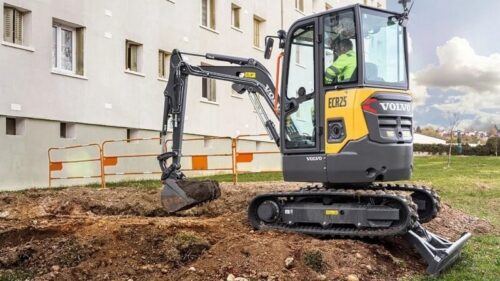 Миниэкскаватор Volvo EC 18D в работе