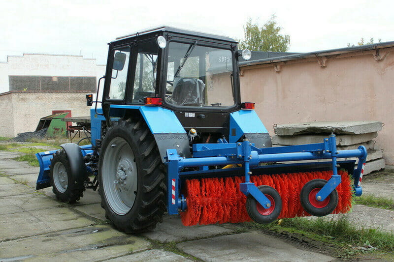 Трактор со щеткой