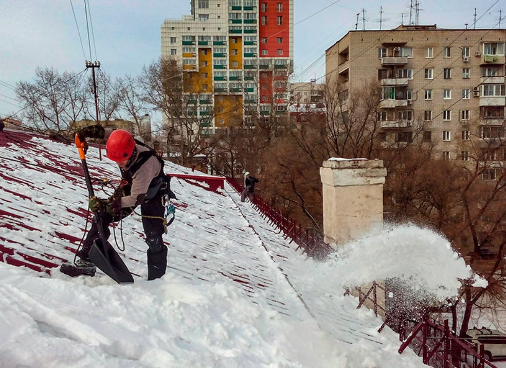 Уборка крыши от наледи
